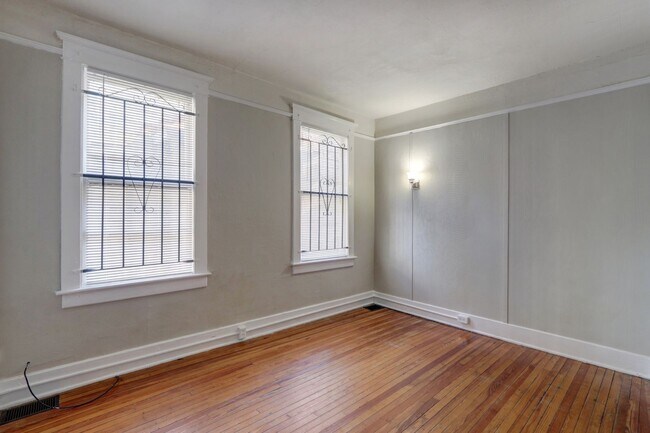 Building Photo - Large Historic Three (of four) Bedroom Apartment