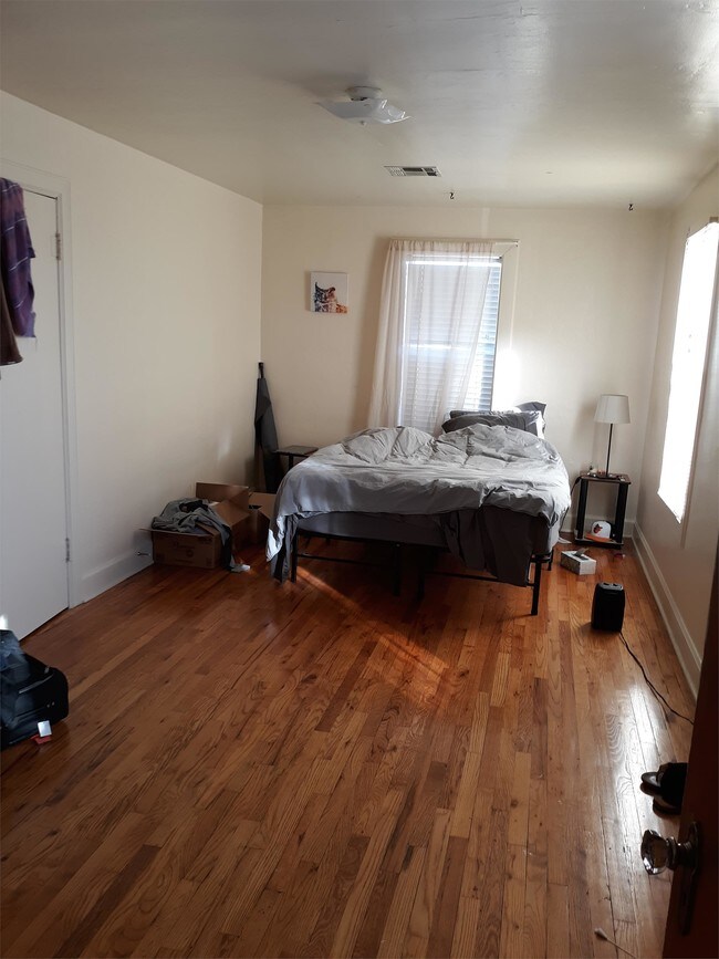 Building Photo - 516 W 5th Ave