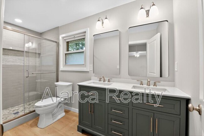 Building Photo - 409 Robinson Ave