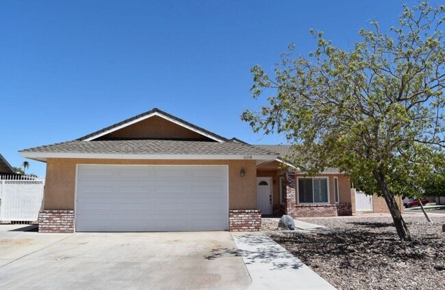 Primary Photo - 4 bed 3 bath