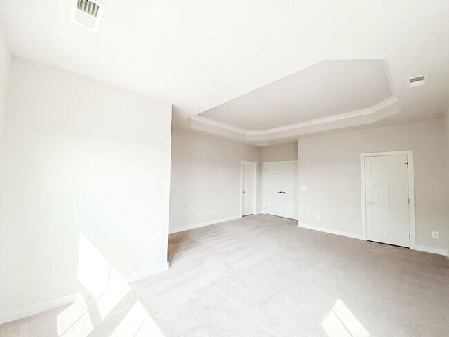 Building Photo - Immaculate & Stunning 3 Bedroom 2.5 Bathroom Brick, End-Unit Condo Style Townhome In Luxurious An...