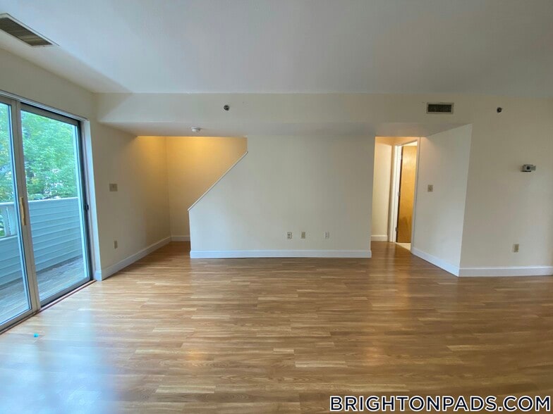 Building Photo - 140 N Beacon St