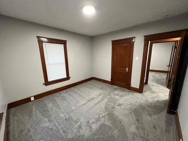 Building Photo - 1027 Delia Ave