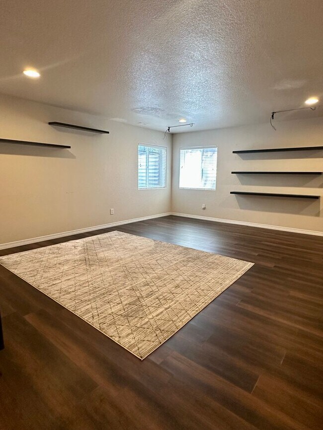 Building Photo - Spacious 5-Bedroom Smart Home Near Peterso...
