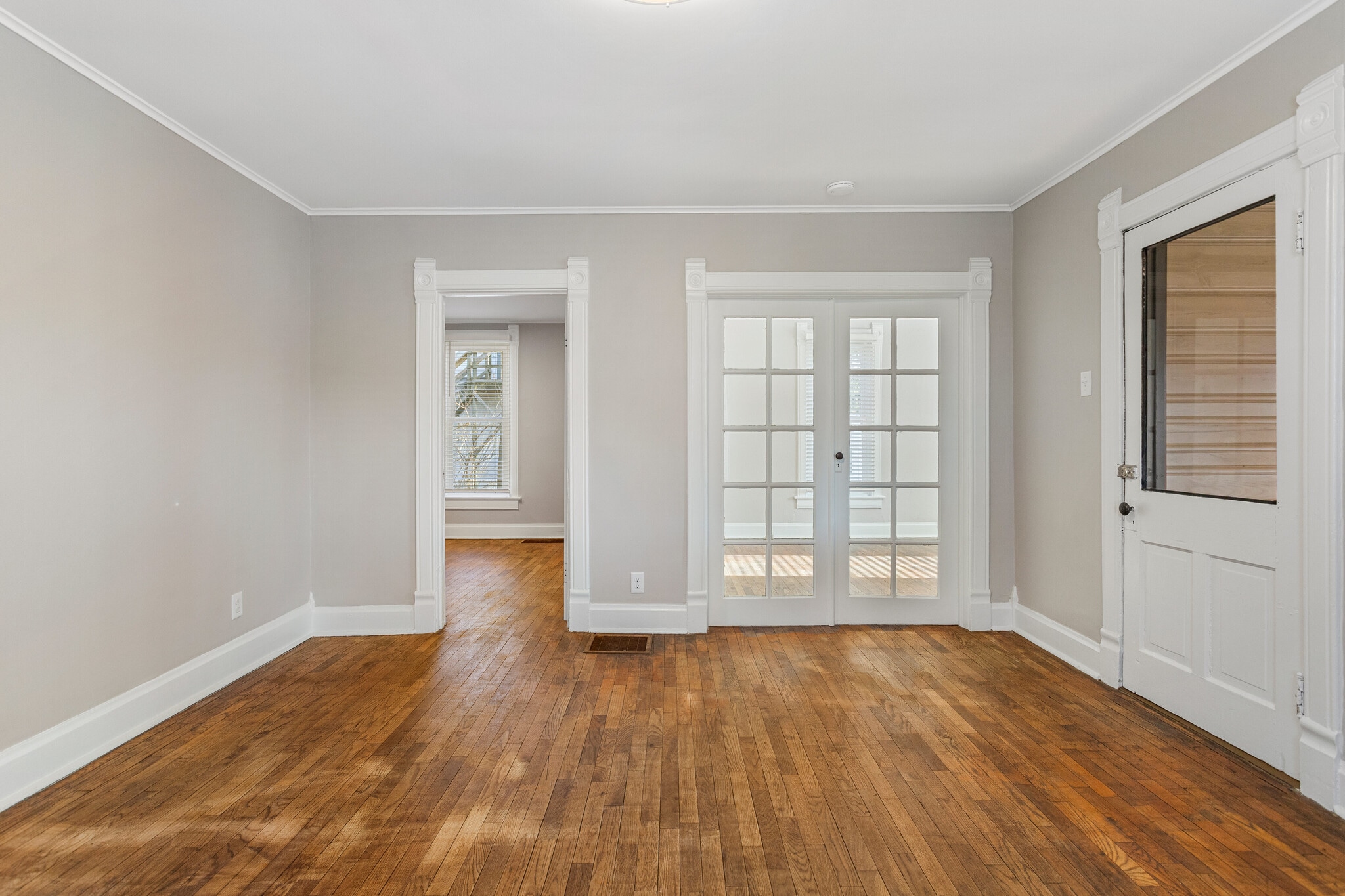 Building Photo - 402 E Elm St