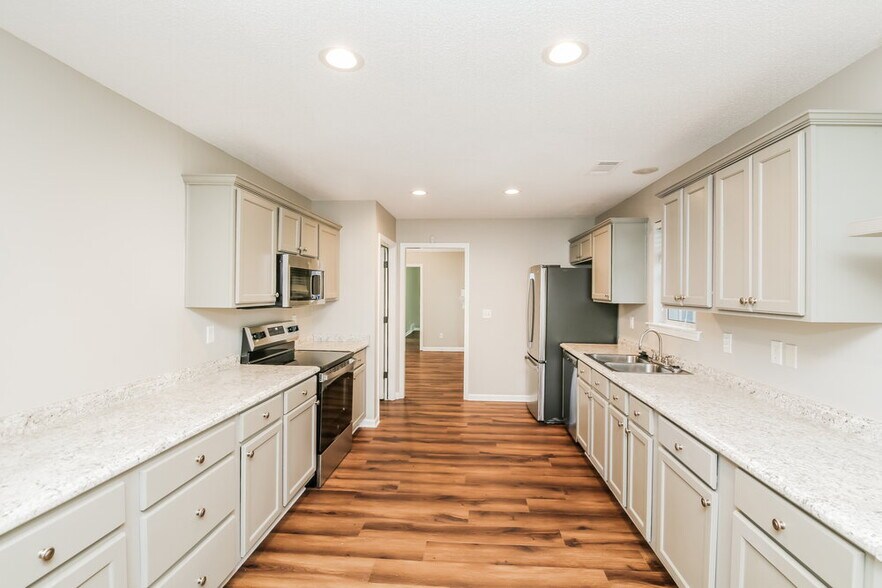 Building Photo - 355 Village Dr