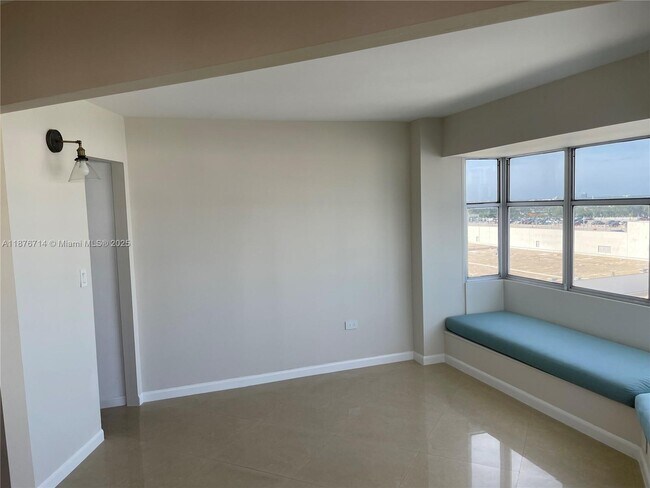 Building Photo - 1881 Washington Ave