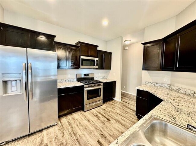 Building Photo - Newer build with Split Floor plan