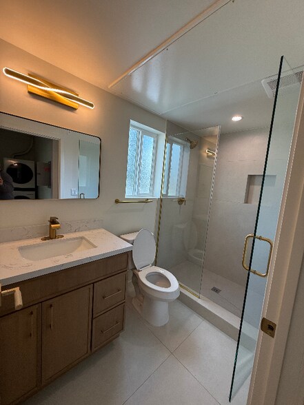 Building Photo - 10157 Swinton Ave