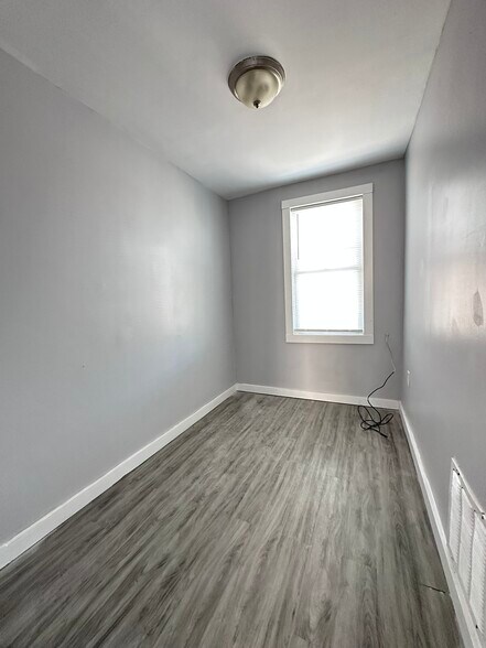 Building Photo - 2647 S 68th St