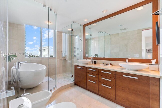 Building Photo - 5959 Collins Ave