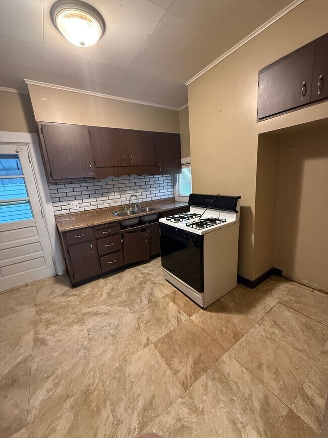 Building Photo - 2-Bedroom 1 Bath House with Spacious Entertaining Porch