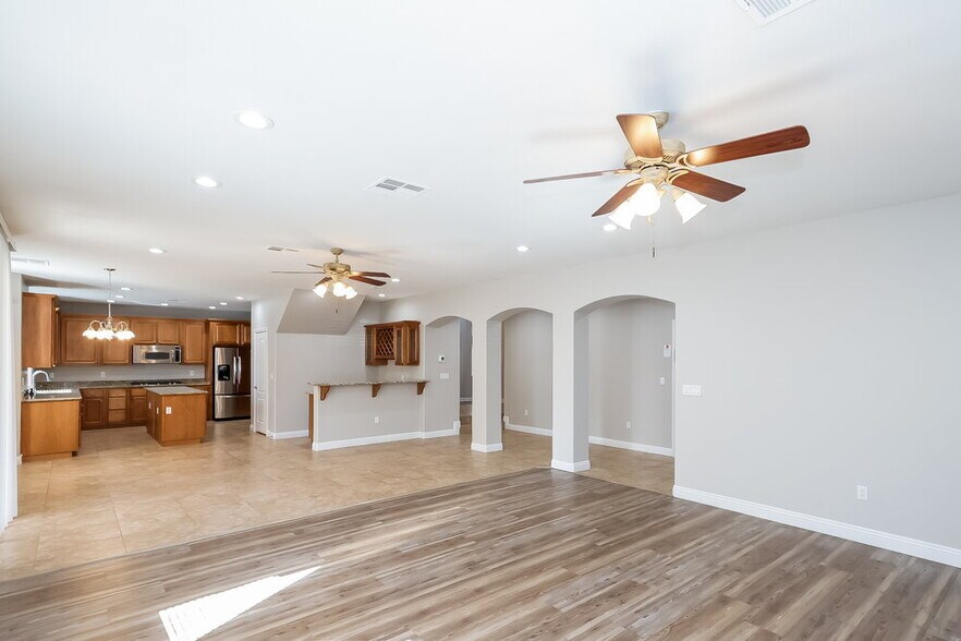 Building Photo - 537 Copper View St