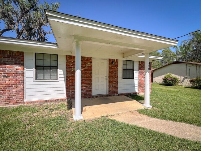 Building Photo - Peaceful 2 bedroom off Lake Jackson