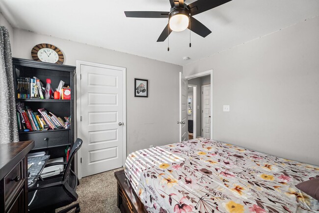 Building Photo - 3 Bedroom 2 Full Bath Home For Rent near Post!