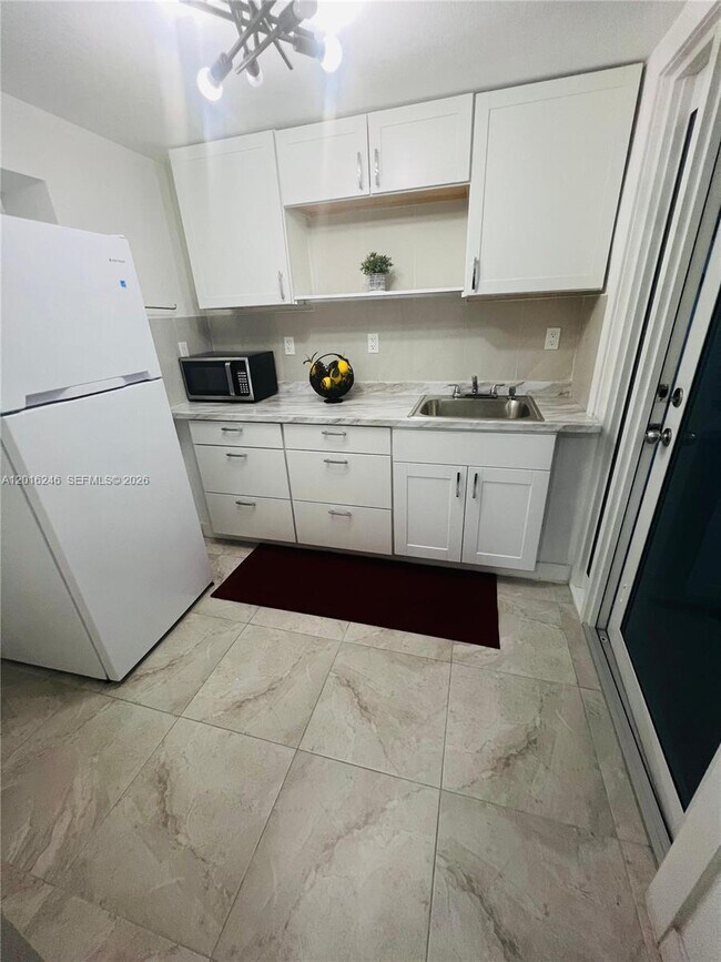 Building Photo - 2500 SW 131st Ct