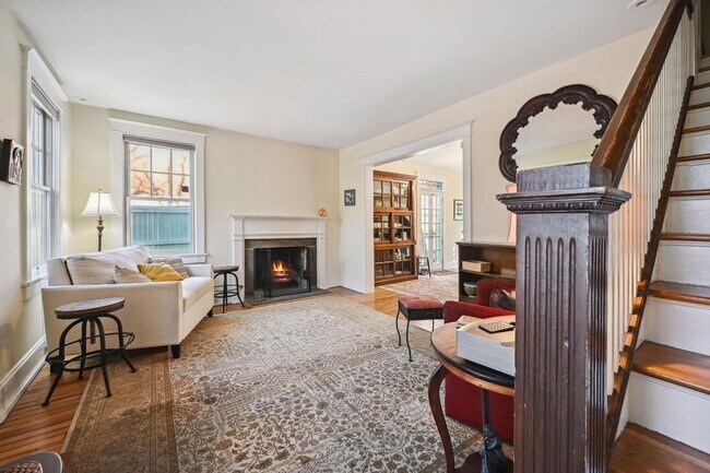 Building Photo - End of Row Georgetown Rowhome!