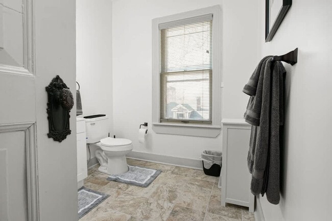 Building Photo - 1848 E 89th St