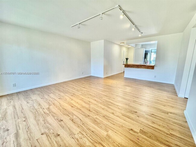 Building Photo - 715 Gardens Dr