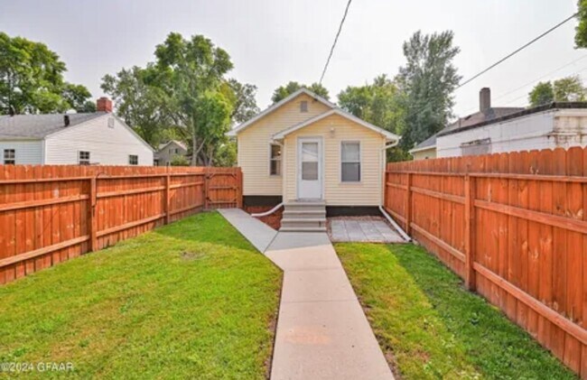 Building Photo - Adorable Single Family Home - 3 bedroom/1 bathroom!