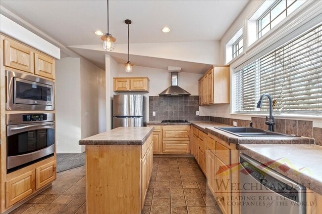 Building Photo - Beautiful 3 Bed 2 Bath Townhome in West Haven