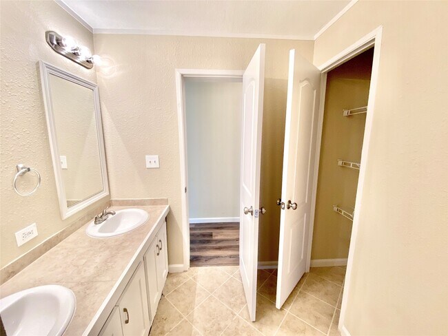 Building Photo - 11720 W Small Oaks Ln