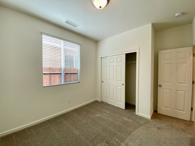 Building Photo - $2,450 Locan & Ashlan 3 Bedroom - Ashlan a...