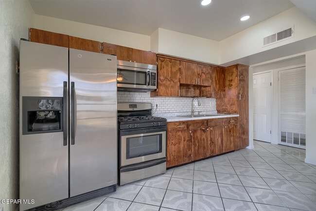 Building Photo - 10000 Jamaica St