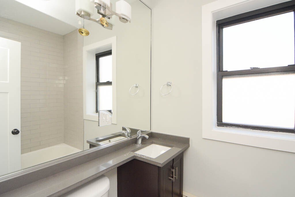 Building Photo - 714 W Brompton Ave