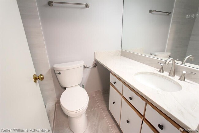 Building Photo - 41498 Cornell Dr