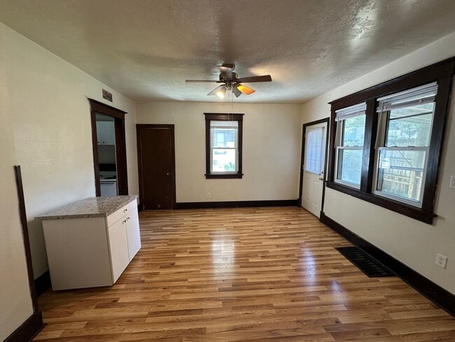 Building Photo - $1350 - 2 Bed 1 Bath Home