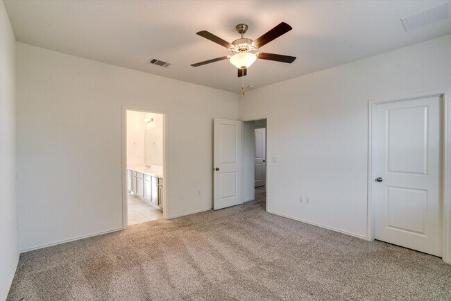 Building Photo - 1107 Diggy Dr
