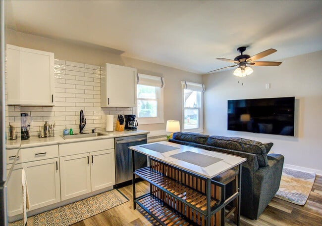 Building Photo - 156 Rodney Ct