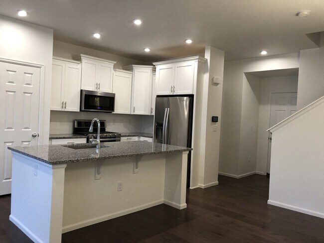 Building Photo - Modern Three Bedroom Townhome Available For Rent in Creekside