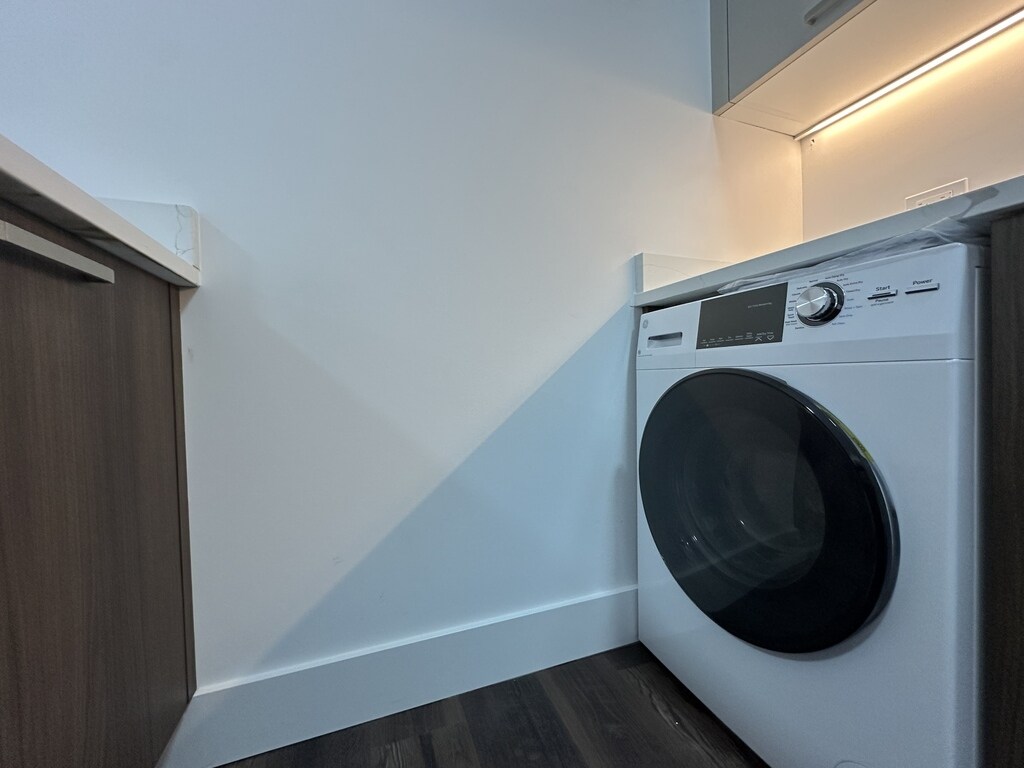 Building Photo - 1553 W Hollywood Ave