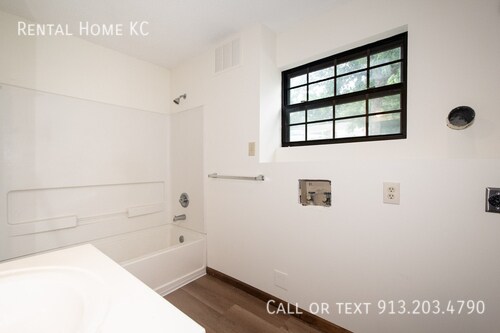 Building Photo - 4813 Woodward-