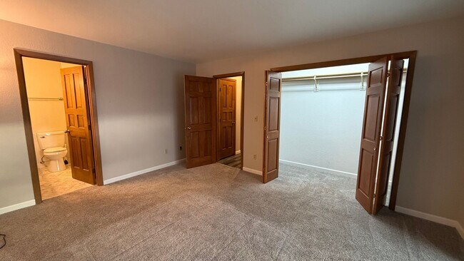 Building Photo - Lovely 2 bed townhome with private bathrooms for each!  Don't miss!