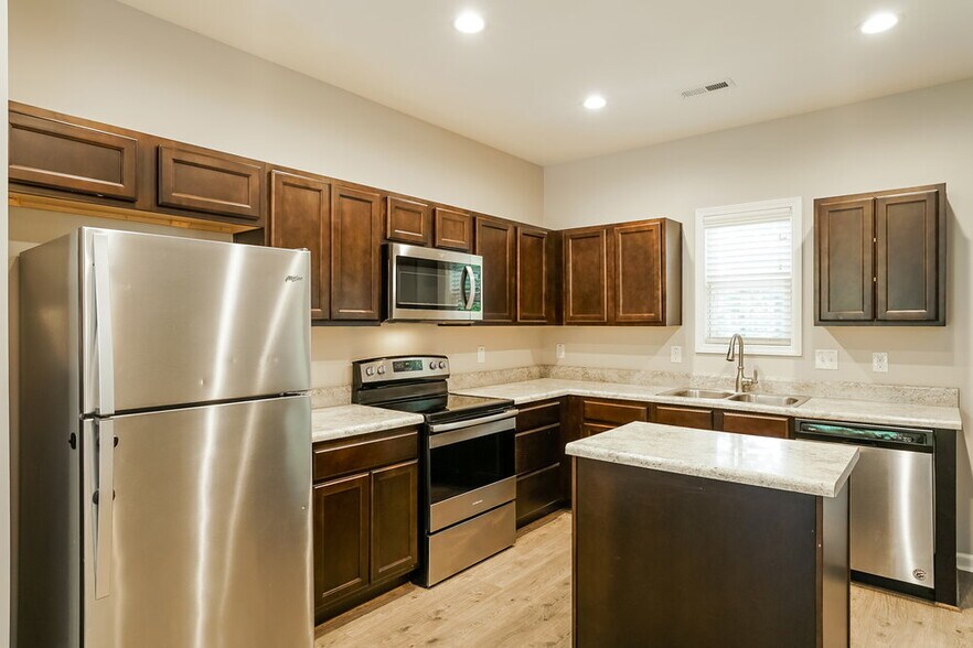 Building Photo - 105 Oakdale Ave