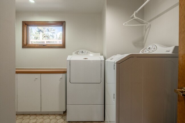 Building Photo - 283 Monterey Pine Rd