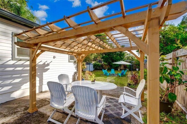 Building Photo - 1221 E Ida St