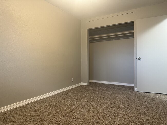 Building Photo - 602 Sara St