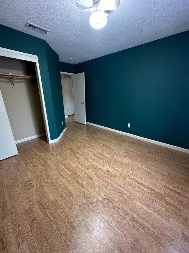 Building Photo - 813 E Mockingbird Ln