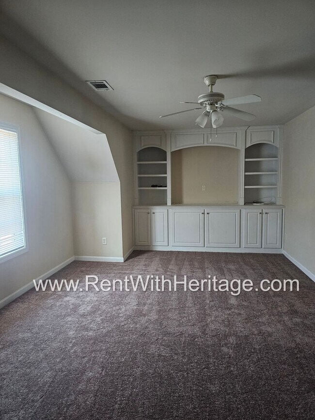 Building Photo - WOW!!...GORGEOUS!!..UPGRADES /AMAZING MASTER/ FENCED YD/ SWIM-TENNIS