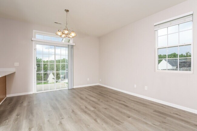 Building Photo - 5200 Tant Cir