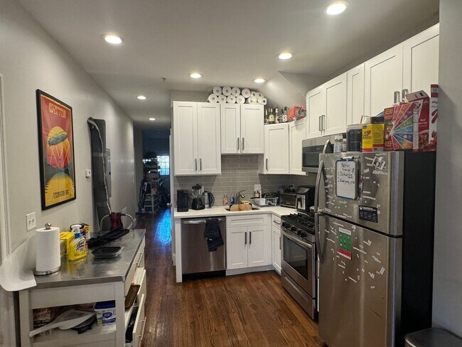 Building Photo - Great 4 bedroom w/ 2 full bathrooms - Northeastern