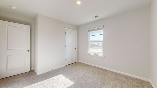 Building Photo - 4 bedroom Home in WATERSIDE!