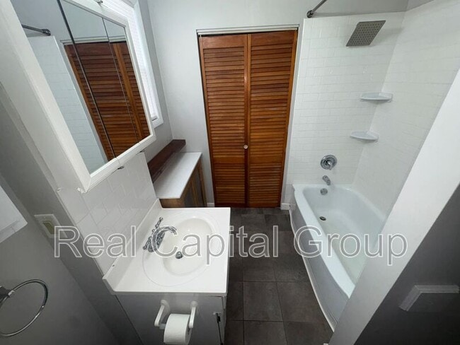 Building Photo - 1529-1529 Foster Ave