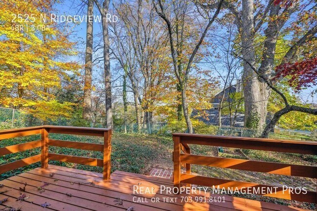 Building Photo - 2525 N Ridgeview Rd