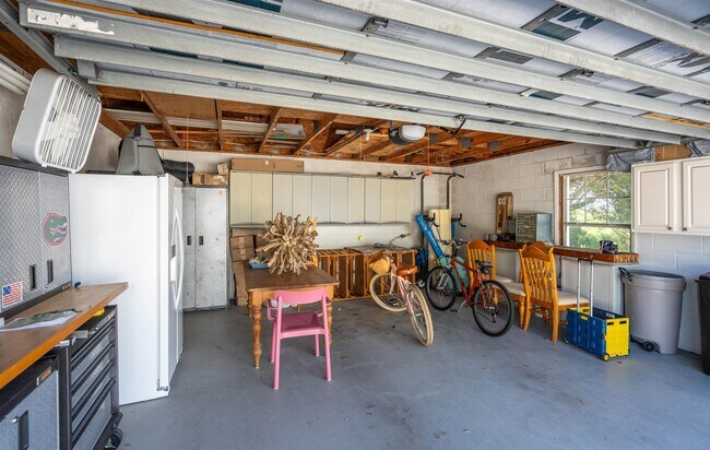 Building Photo - 332 Village Dr
