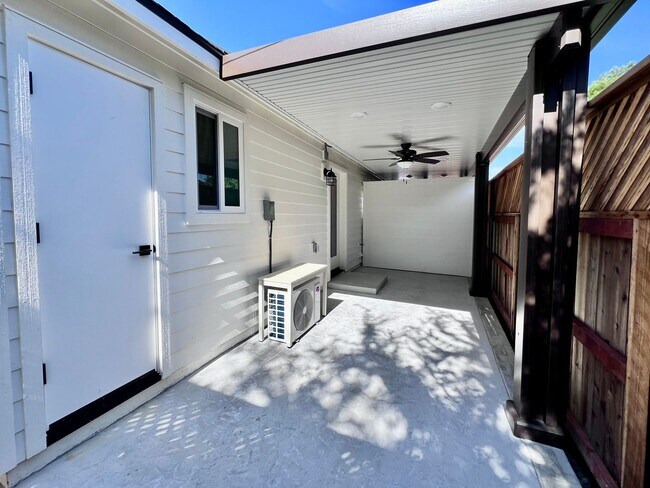 Building Photo - $1,595 Clovis Cottage,  1 Bed / 1 bath - 5th & Sunnyside Ave. / Solar Included!